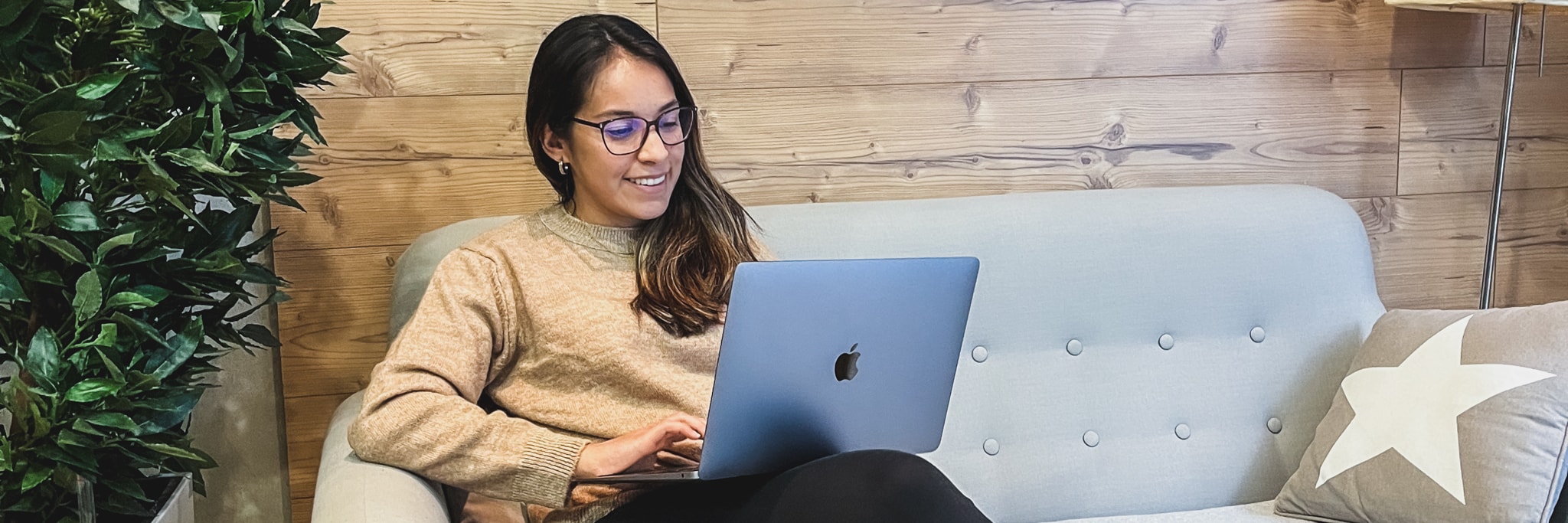 Carol Aguilera arbeitet am Laptop im enpit Büro in Paderborn